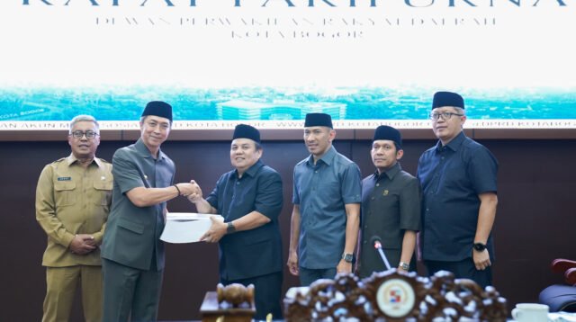 foto bersama Pemkot dan DPRD Kota Bogor saat rapat paripurna, Foto/Setwan DPRD Kota Bogor