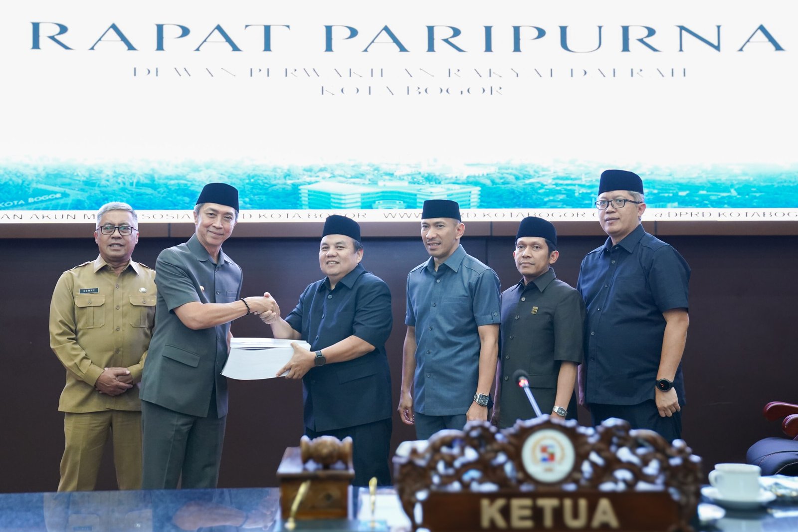foto bersama Pemkot dan DPRD Kota Bogor saat rapat paripurna, Foto/Setwan DPRD Kota Bogor