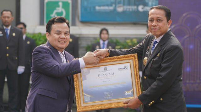 DPRD Kota Bogor menerima Piagam Penghargaan dari Kementerian Hukum Republik Indonesia, Foto/Setwan DPRD Kota Bogor