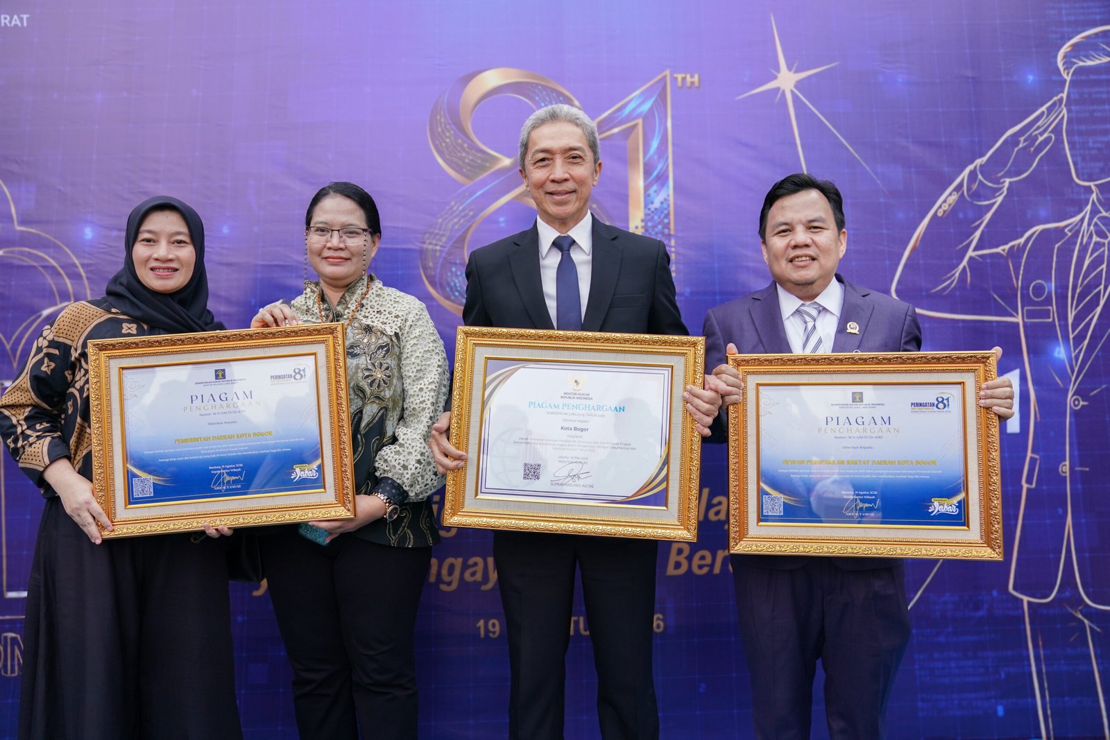 Foto bersama Pemkot Bogor dan Ketua DPRD KOta Bogor saat menerima penghargaan Kemenkumham, Foto/Setwan DPRD Kota Bogor