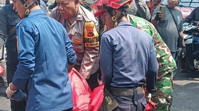 Evakuasi mayat perempuan di Jalan Raya Jakarta-Bogor, Foto/Istimewa