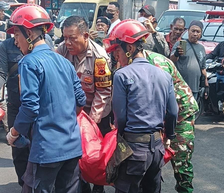 Evakuasi mayat perempuan di Jalan Raya Jakarta-Bogor, Foto/Istimewa