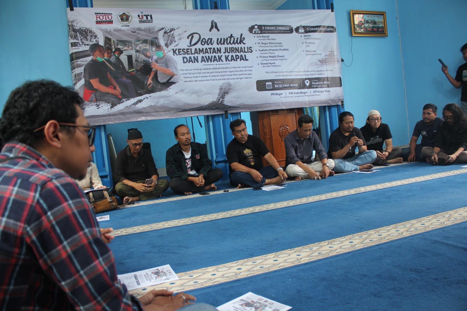 Kegiatan doa bersama PFI, IJTI dan PWI Bogor untuk keselamatan lima jurnalis yang hilang di Selat Sunda, Foto/Maya Melina Kegiatan doa bersama PFI, IJTI dan PWI Bogor untuk keselamatan lima jurnalis yang hilang di Selat Sunda, Foto/Maya Melina