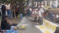 Sejumlah warga terlihat melakukan doa bentuk hasil ditangkapnya kepala BPN Bogor oleh KPK, Foto/Rama