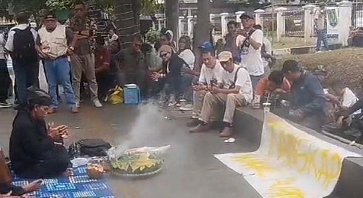 Sejumlah warga terlihat melakukan doa bentuk hasil ditangkapnya kepala BPN Bogor oleh KPK, Foto/Rama Sejumlah warga terlihat melakukan doa bentuk hasil ditangkapnya kepala BPN Bogor oleh KPK, Foto/Rama