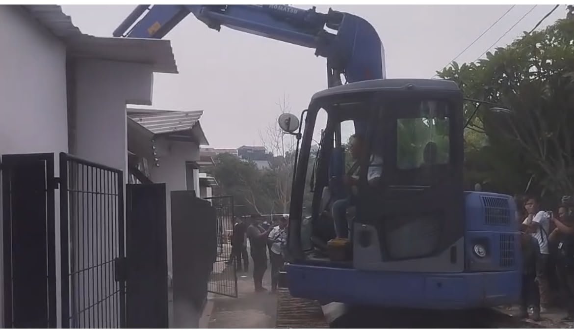 Bangunan bak apartement mewah di lapas Cibinong akhirnya di Bongkar oleh DPR RI, Foto/Rama Bangunan bak apartement mewah di lapas Cibinong akhirnya di Bongkar oleh DPR RI, Foto/Rama
