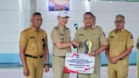Kepala Dinas Disperumkim saat menerima penghargaan dari Pemkot Bogor terkait pemberian unit 300 rumah dari Pemerintah Pusat, Foto/Diskominfo Kota Bogor Kepala Dinas Disperumkim saat menerima penghargaan dari Pemkot Bogor terkait pemberian unit 300 rumah dari Pemerintah Pusat, Foto/Diskominfo Kota Bogor