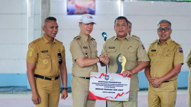 Kepala Dinas Disperumkim saat menerima penghargaan dari Pemkot Bogor terkait pemberian unit 300 rumah dari Pemerintah Pusat, Foto/Diskominfo Kota Bogor