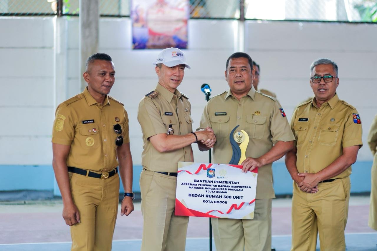 Kepala Dinas Disperumkim saat menerima penghargaan dari Pemkot Bogor terkait pemberian unit 300 rumah dari Pemerintah Pusat, Foto/Diskominfo Kota Bogor