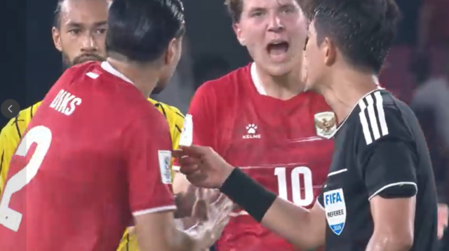 Pemain Timnas Indonesia, Ole Romeny saat memprotes keputusan wasit, Foto/Isitmewa