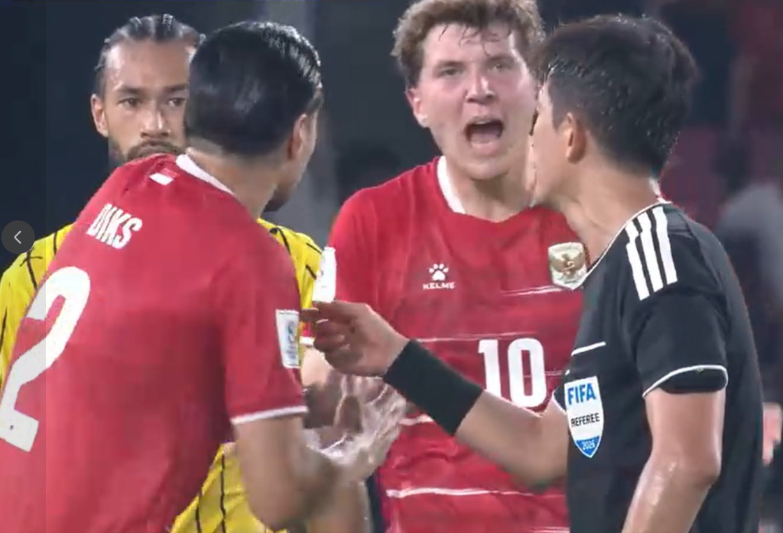 Pemain Timnas Indonesia, Ole Romeny saat memprotes keputusan wasit, Foto/Isitmewa Pemain Timnas Indonesia, Ole Romeny saat memprotes keputusan wasit, Foto/Isitmewa
