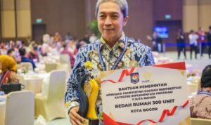 Wali Kota Bogor, Dedie A Rachim saat menerima 3 juta rumah dari kementrian PKP, Foto/Diskominfo Kota Bogor Wali Kota Bogor, Dedie A Rachim saat menerima 3 juta rumah dari kementrian PKP, Foto/Diskominfo Kota Bogor