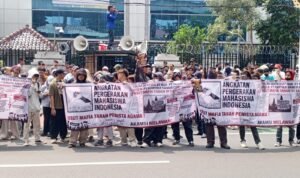 Angkatan Pergerakan Mahasiswa Indonesia (AKAMSI) saat melakukan aksi unjuk rasa, Foto/Isitmewa Angkatan Pergerakan Mahasiswa Indonesia (AKAMSI) saat melakukan aksi unjuk rasa, Foto/Isitmewa