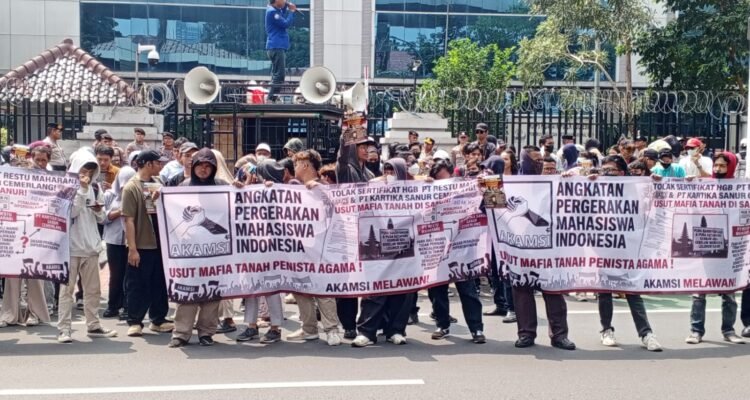 Angkatan Pergerakan Mahasiswa Indonesia (AKAMSI) saat melakukan aksi unjuk rasa, Foto/Isitmewa