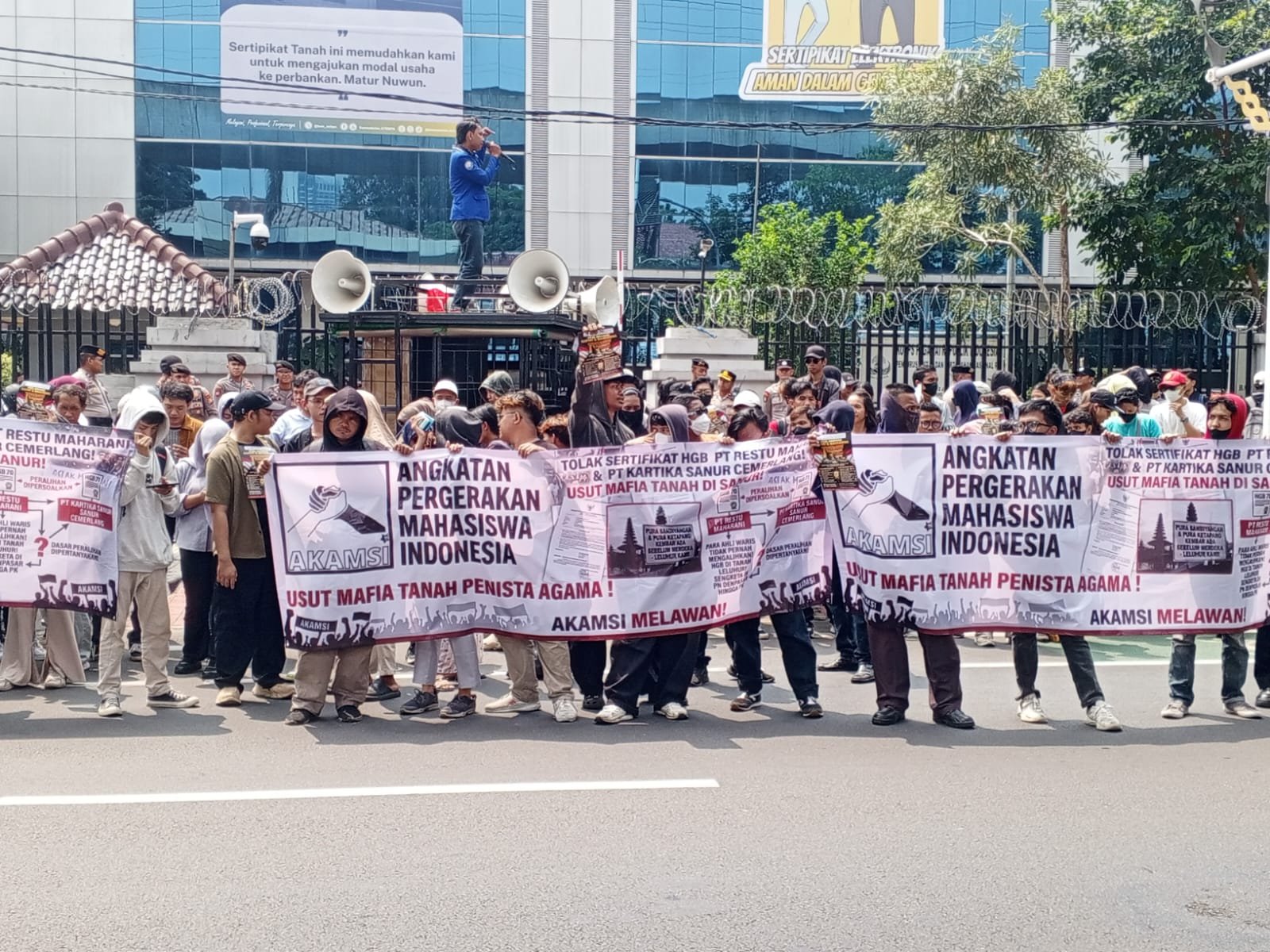 Angkatan Pergerakan Mahasiswa Indonesia (AKAMSI) saat melakukan aksi unjuk rasa, Foto/Isitmewa