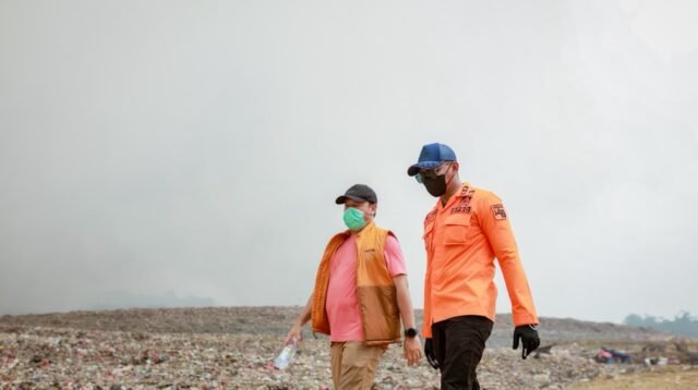Wakil Wali Kota Bogor, Jenal Mutaqin, bersama Sekretaris Daerah (Sekda) Kota Bogor, Denny Mulyadi, meninjau langsung proses penanganan kebakaran di TPAS Galuga, Foto/Diskominfo Kota Bogor