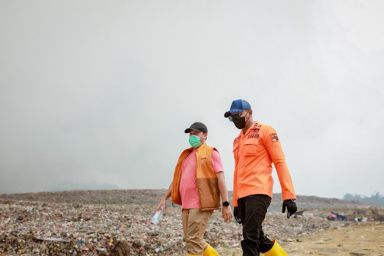 Wakil Wali Kota Bogor, Jenal Mutaqin, bersama Sekretaris Daerah (Sekda) Kota Bogor, Denny Mulyadi, meninjau langsung proses penanganan kebakaran di TPAS Galuga, Foto/Diskominfo Kota Bogor Wakil Wali Kota Bogor, Jenal Mutaqin, bersama Sekretaris Daerah (Sekda) Kota Bogor, Denny Mulyadi, meninjau langsung proses penanganan kebakaran di TPAS Galuga, Foto/Diskominfo Kota Bogor