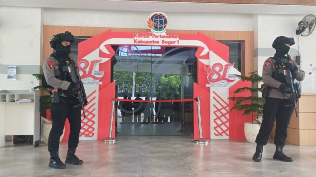 Dua Polisi tengah berjaga di Kantor Pertahanan Cibinong, Kabupaten Bogor, Foto/Isitmewa
