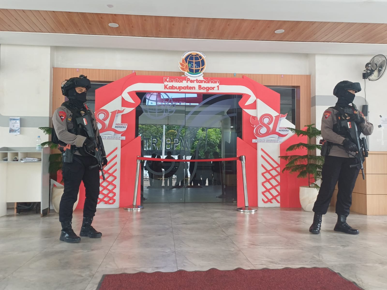 Dua Polisi tengah berjaga di Kantor Pertahanan Cibinong, Kabupaten Bogor, Foto/Isitmewa Dua Polisi tengah berjaga di Kantor Pertahanan Cibinong, Kabupaten Bogor, Foto/Isitmewa