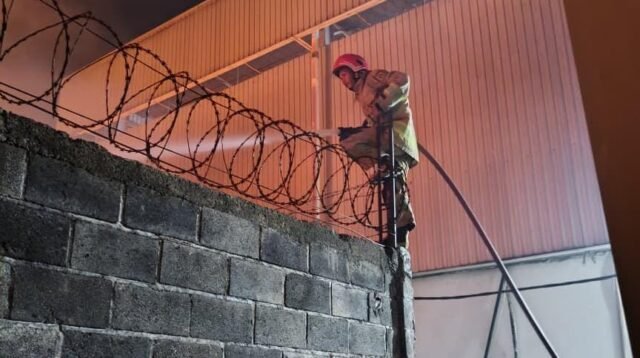 Tim Damksr Kabupaten Bogor mengevakuasi rumah kontrkan di Nanggewer Bogor, Foto/ISitmewa