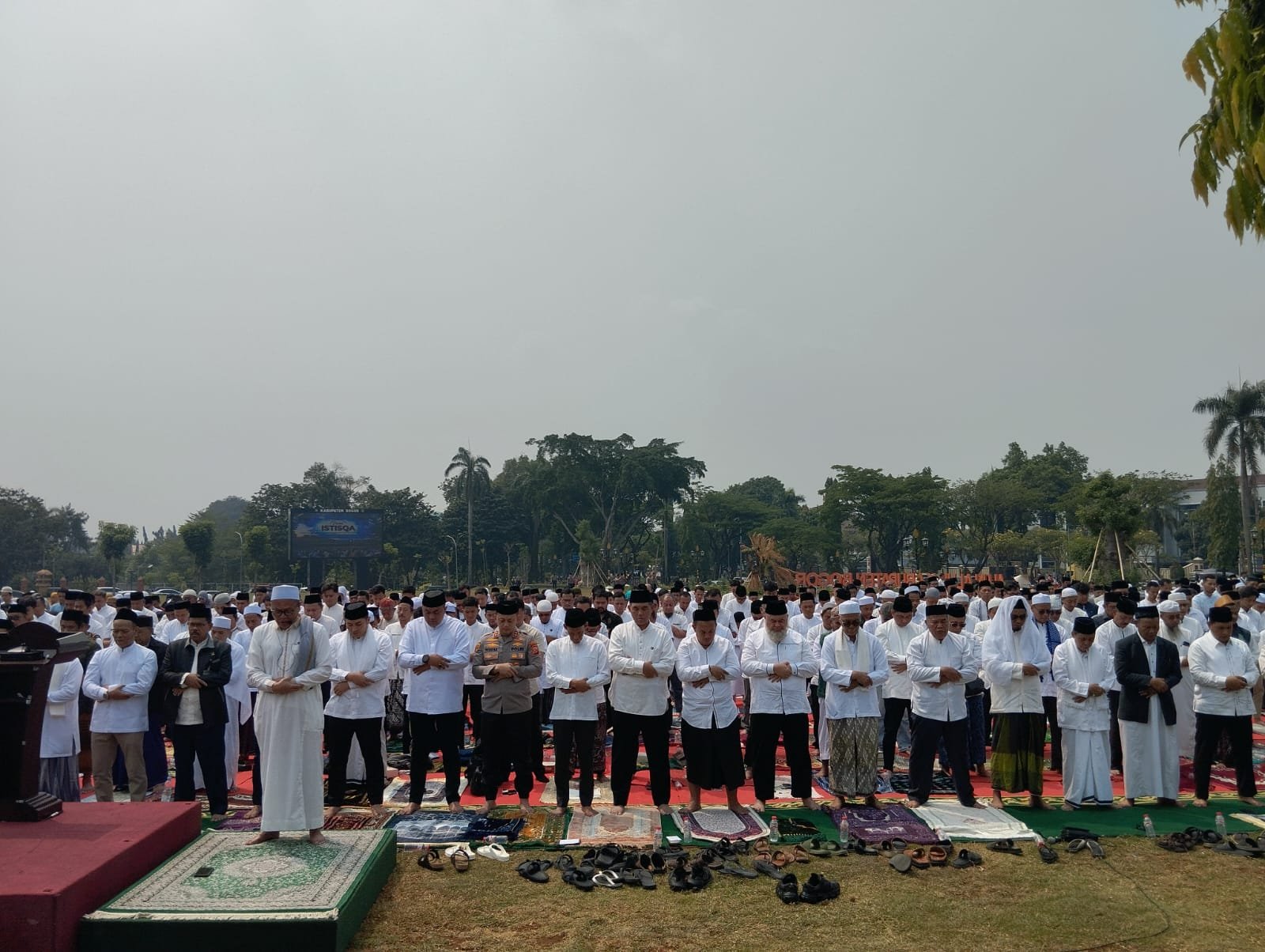 Pemerintah Kabupaten Bogor saat melaksanakan Salat Istisqa di Alun-Alun Tegar Beriman, Foto/Sitimewa Pemerintah Kabupaten Bogor saat melaksanakan Salat Istisqa di Alun-Alun Tegar Beriman, Foto/Sitimewa