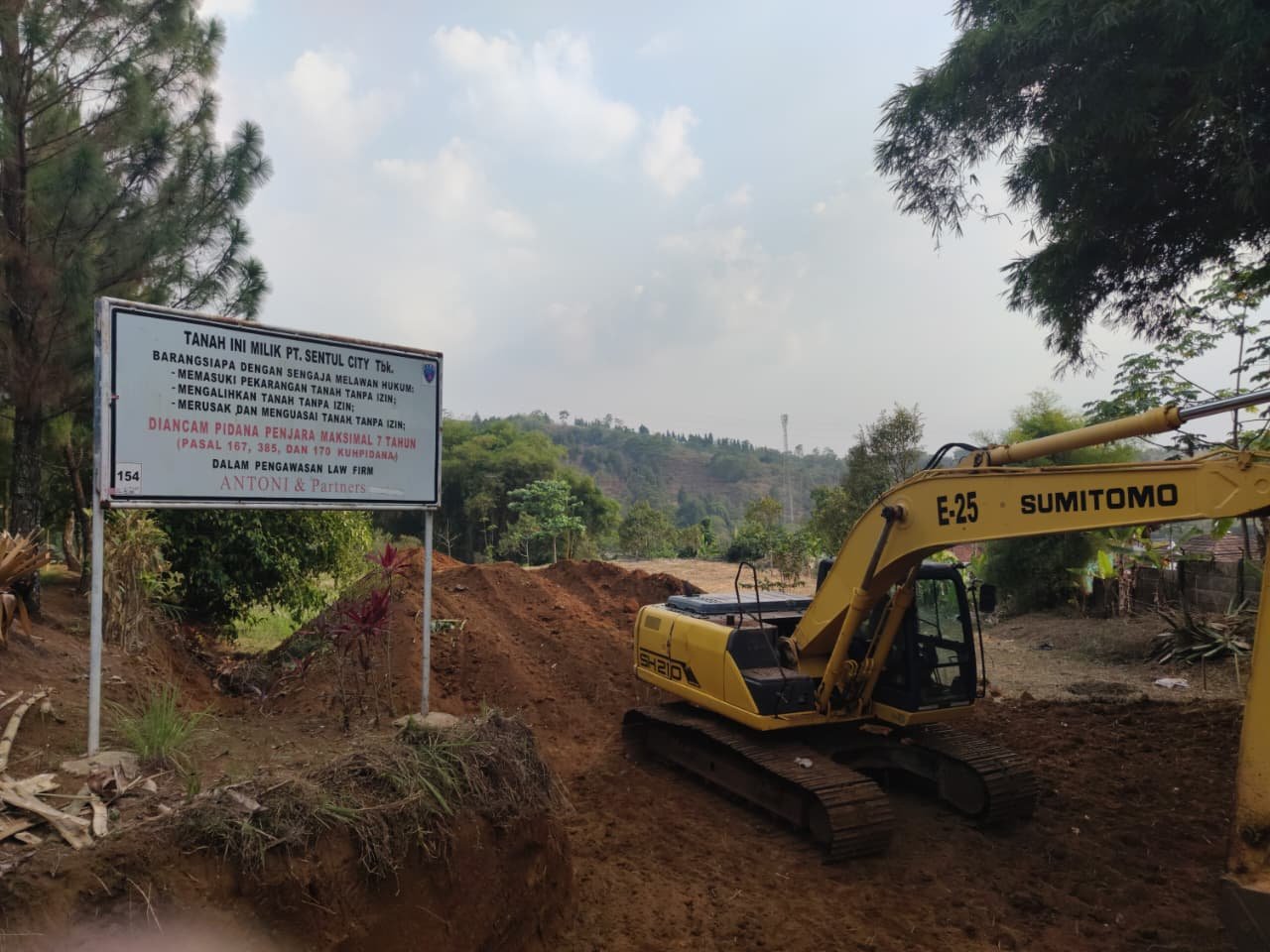 Salah satu buldozer dilahan warga yang duf=duga milik Sentul City, Foto/Istimewa Salah satu buldozer dilahan warga yang duf=duga milik Sentul City, Foto/Istimewa