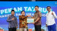 Ketua DPRD Kota Bogor saat menerima penghargaan dari UIKA, Foto/Setwan DPRD Kota Bogor