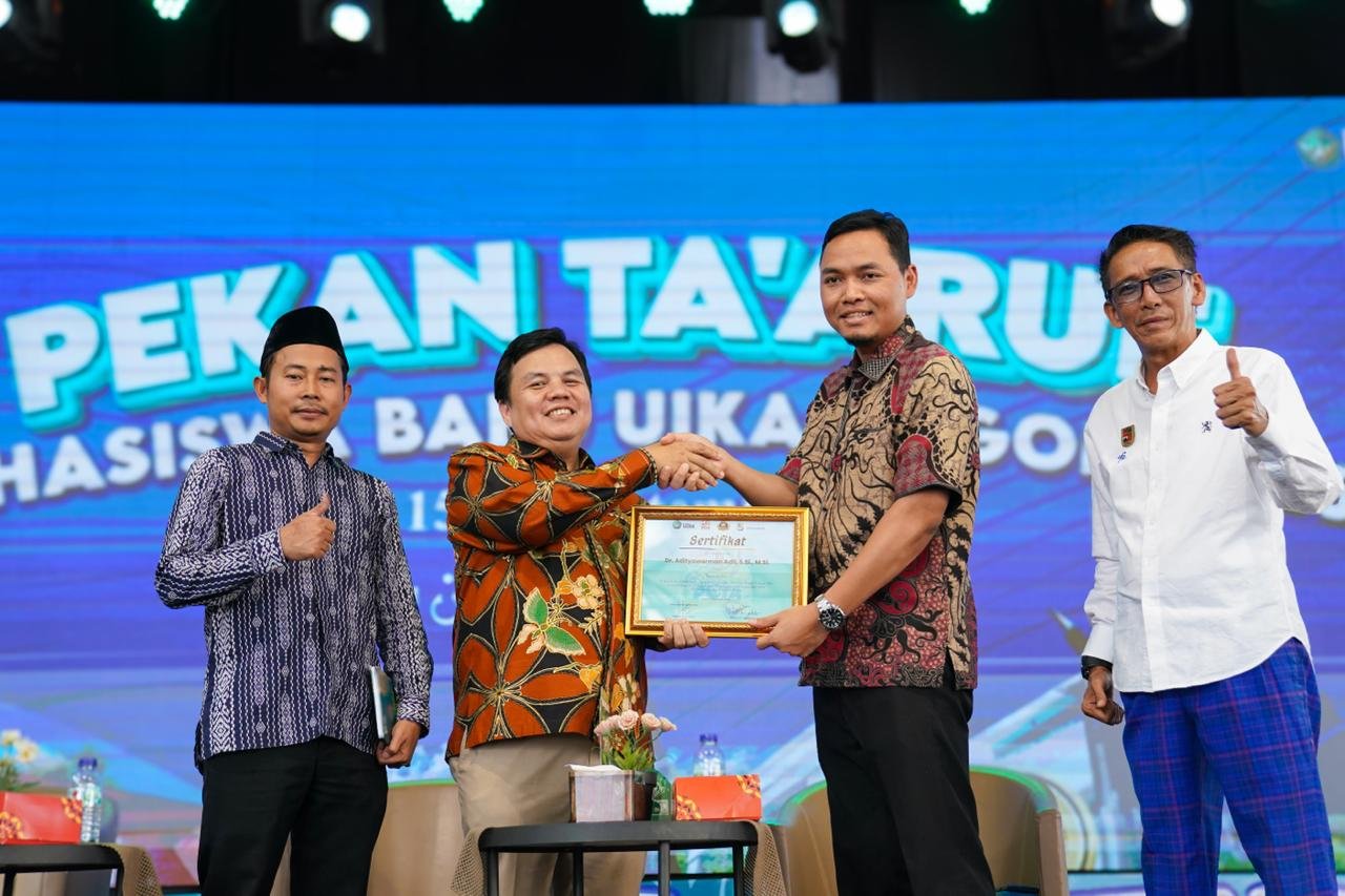 Ketua DPRD Kota Bogor saat menerima penghargaan dari UIKA, Foto/Setwan DPRD Kota Bogor Ketua DPRD Kota Bogor saat menerima penghargaan dari UIKA, Foto/Setwan DPRD Kota Bogor
