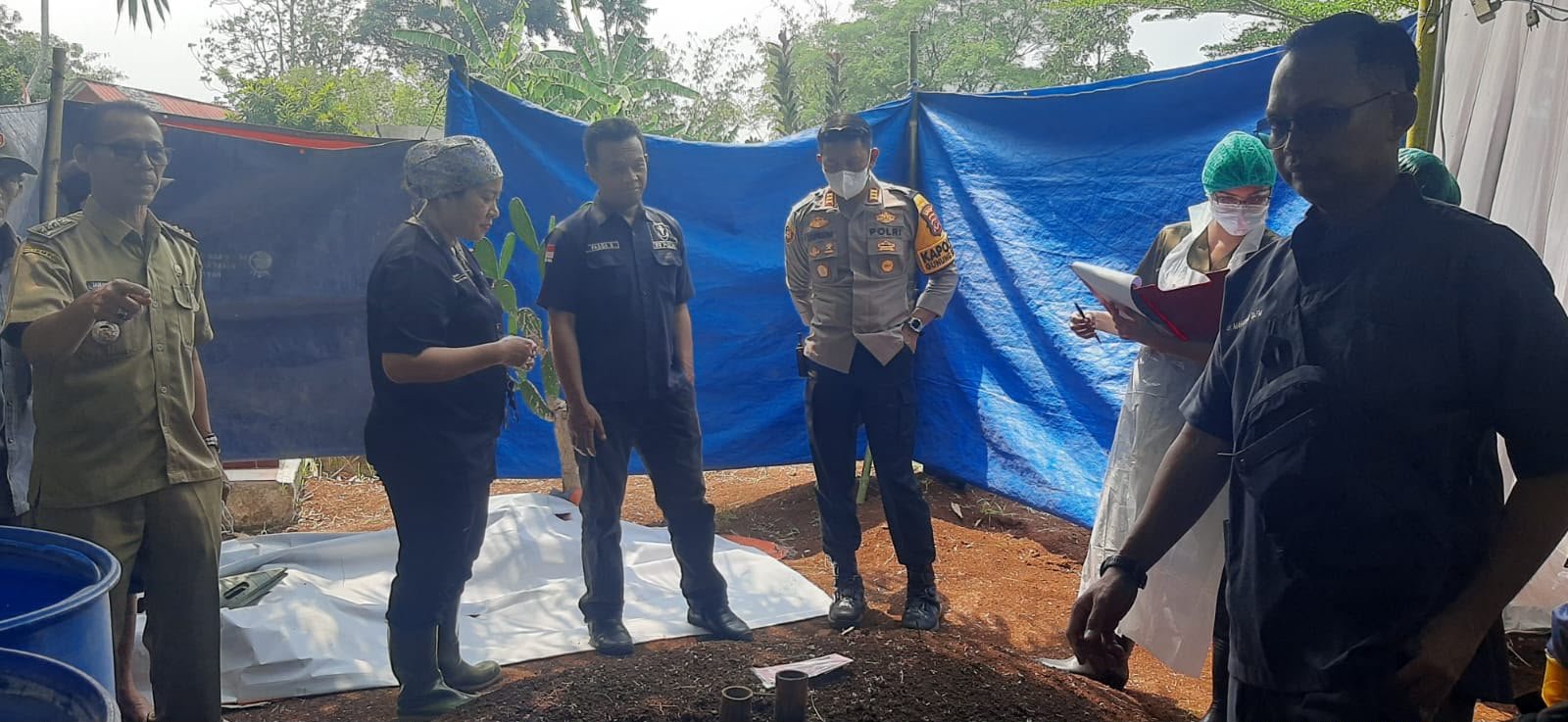 Polisi tengah melakukan olah TKP terkait dugaan pembunuhan anak terhadap ayahnya di Gunung Sindur Bogor, Foto/Isitmewa