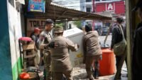 Satuan Polisi Pamong Praja Kabupaten Bogor saat membongkar bangunan liar di Pasar Cisarua Bogor., Foto/Rama