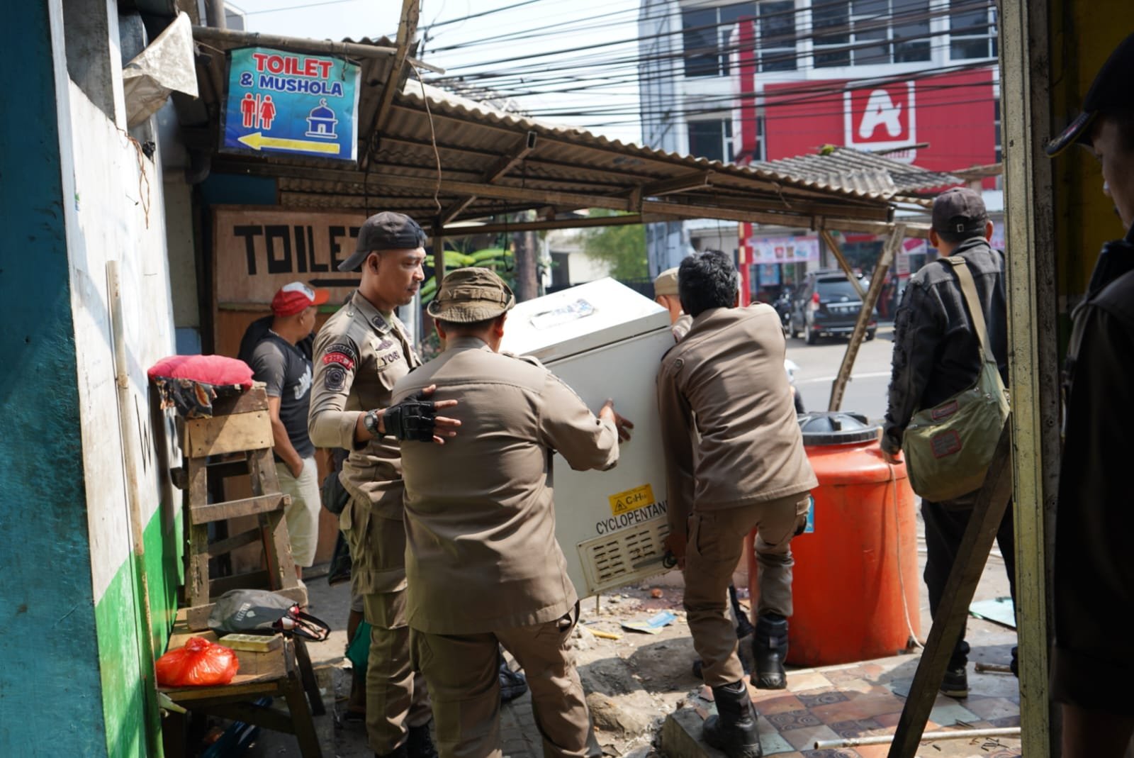 WhatsApp Image 2026-09-22 at 17.28.51 Satuan Polisi Pamong Praja Kabupaten Bogor saat membongkar bangunan liar di Pasar Cisarua Bogor., Foto/Rama