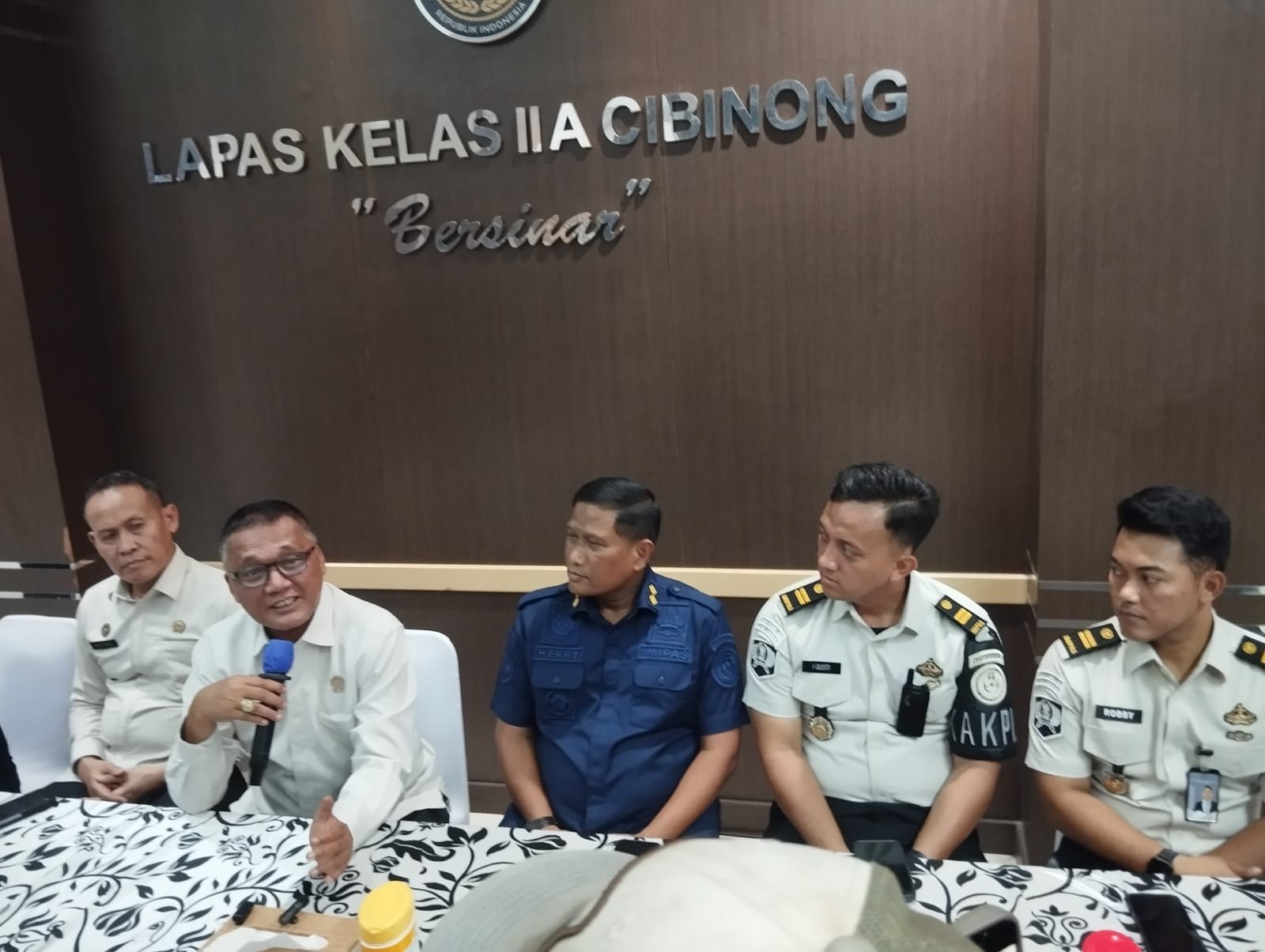 Kantor Wilayah Direktorat Jenderal Pemasyarakatan (Kanwil Ditjenpas) Jawa Barat.memberikan keterangan kepada media soal temuan Ombudsman, Foto/Rama Kantor Wilayah Direktorat Jenderal Pemasyarakatan (Kanwil Ditjenpas) Jawa Barat.memberikan keterangan kepada media soal temuan Ombudsman, Foto/Rama
