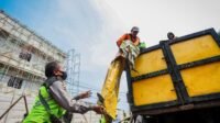 Petugas saat mengangkut sampah saat penertiban PKL di Nyi Raja Permas