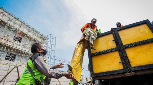 Petugas saat mengangkut sampah saat penertiban PKL di Nyi Raja Permas