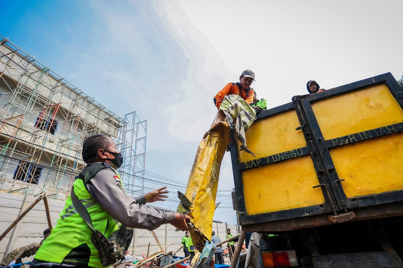Petugas saat mengangkut sampah saat penertiban PKL di Nyi Raja Permas