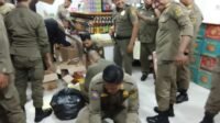 Satpol PP Kabupaten Bogor saat melakukan razia miras di Seputaran Terminal Cibinong, Foto/Isitmewa