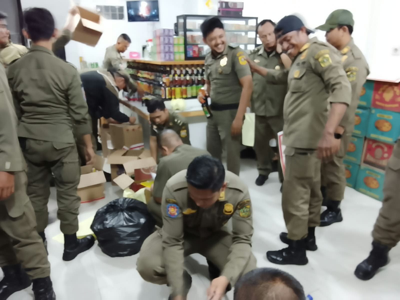 Satpol PP Kabupaten Bogor saat melakukan razia miras di Seputaran Terminal Cibinong, Foto/Isitmewa Satpol PP Kabupaten Bogor saat melakukan razia miras di Seputaran Terminal Cibinong, Foto/Isitmewa