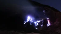 Fenomena api biru (blue fire) terpantau di sekitar Kawah Manuk, Gunung Papandayan, Jawa Barat, pada Kamis, 24 September 2026 malam. [Instagram @bbksda_jabar]