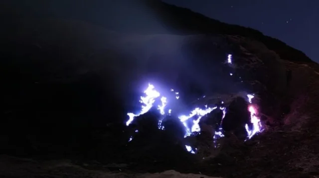 Fenomena api biru (blue fire) terpantau di sekitar Kawah Manuk, Gunung Papandayan, Jawa Barat, pada Kamis, 24 September 2026 malam. [Instagram @bbksda_jabar]