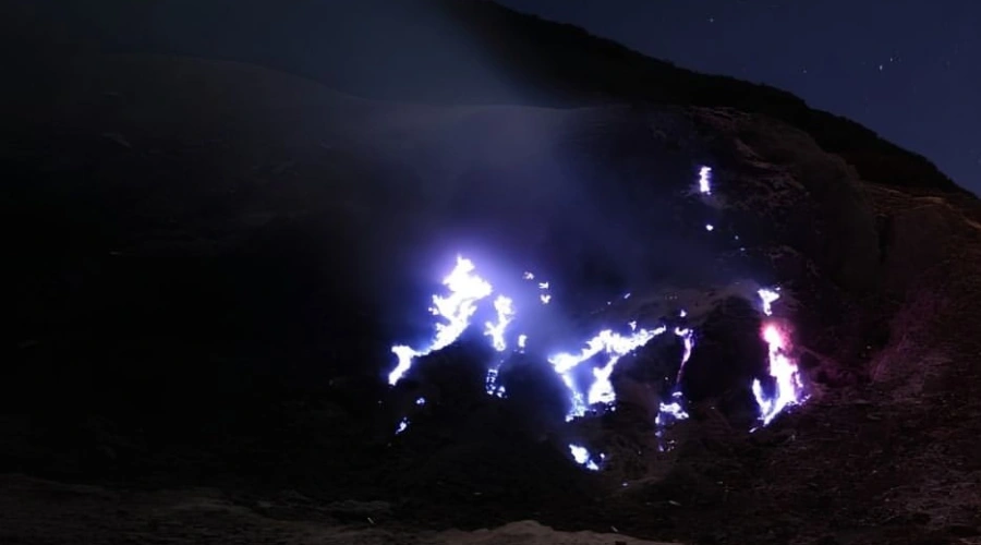 Fenomena api biru (blue fire) terpantau di sekitar Kawah Manuk, Gunung Papandayan, Jawa Barat, pada Kamis, 24 September 2026 malam. [Instagram @bbksda_jabar]
