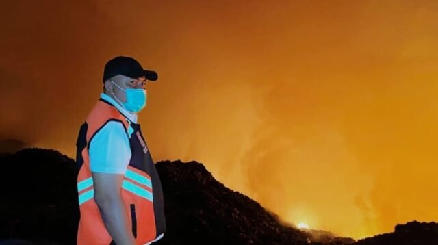 Bupati Bogor, Rudy Susmanto saat mengecek kebakaran di TPAS Galuga, Foto/Diskominfo Kabupaten Bogor