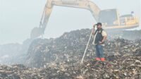 Bupati Bogor, Rudy Susmanto saat mengecek kondisi TPAS Galuga syang dilanda kebakaran, Foto/Diskominfo Kabupaten Bogor