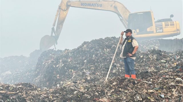 Bupati Bogor, Rudy Susmanto saat mengecek kondisi TPAS Galuga syang dilanda kebakaran, Foto/Diskominfo Kabupaten Bogor