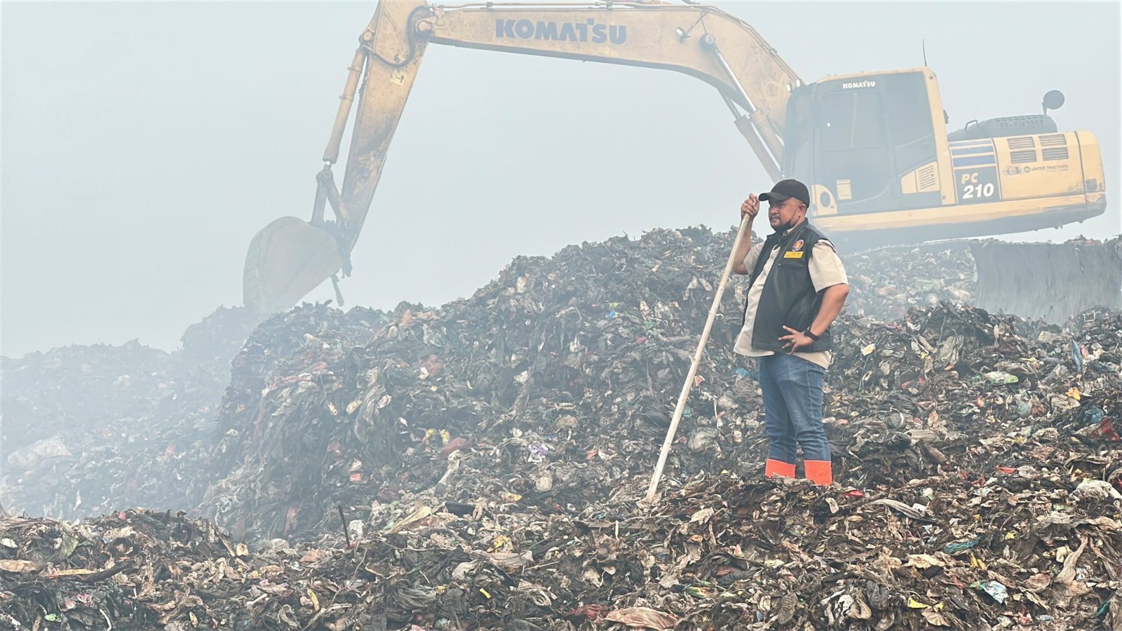 Bupati Bogor, Rudy Susmanto saat mengecek kondisi TPAS Galuga syang dilanda kebakaran, Foto/Diskominfo Kabupaten Bogor