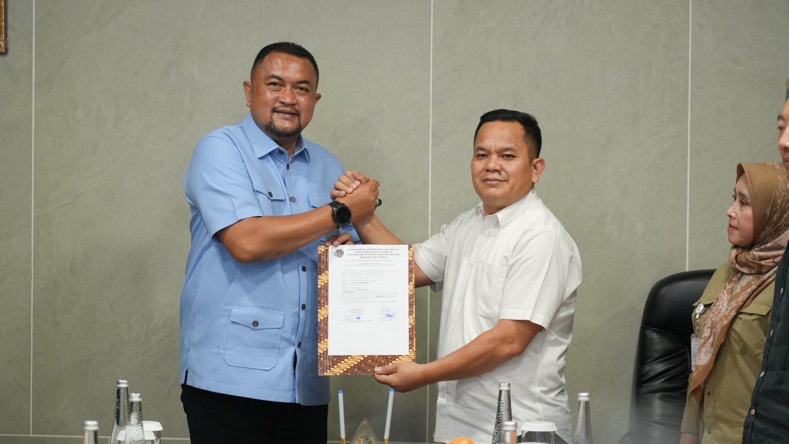 Bupati Bogor Rudy Susmanto menerima bukti hak atas tanah milik Pemerintah Kabupaten Bogor yang berasal dari kewajiban penyerahan Prasarana, Sarana, dan Utilitas Umum (PSU) dari pengembang PT Sentul City Tbk, Foto/Diskominfo Kabupaten Bogor Bupati Bogor Rudy Susmanto menerima bukti hak atas tanah milik Pemerintah Kabupaten Bogor yang berasal dari kewajiban penyerahan Prasarana, Sarana, dan Utilitas Umum (PSU) dari pengembang PT Sentul City Tbk, Foto/Diskominfo Kabupaten Bogor