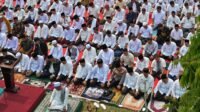 Bupati Bogor Rudy Susmanto bersama ribuan masyarakat Kabupaten Bogor melaksanakan Shalat Istisqa di Alun-Alun Tegar Beriman, Cibinong, Foto/Diskominfo Kabupaten Bogor
