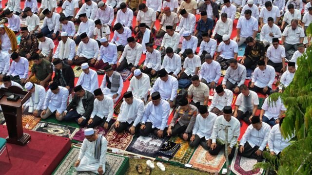 Bupati Bogor Rudy Susmanto bersama ribuan masyarakat Kabupaten Bogor melaksanakan Shalat Istisqa di Alun-Alun Tegar Beriman, Cibinong, Foto/Diskominfo Kabupaten Bogor