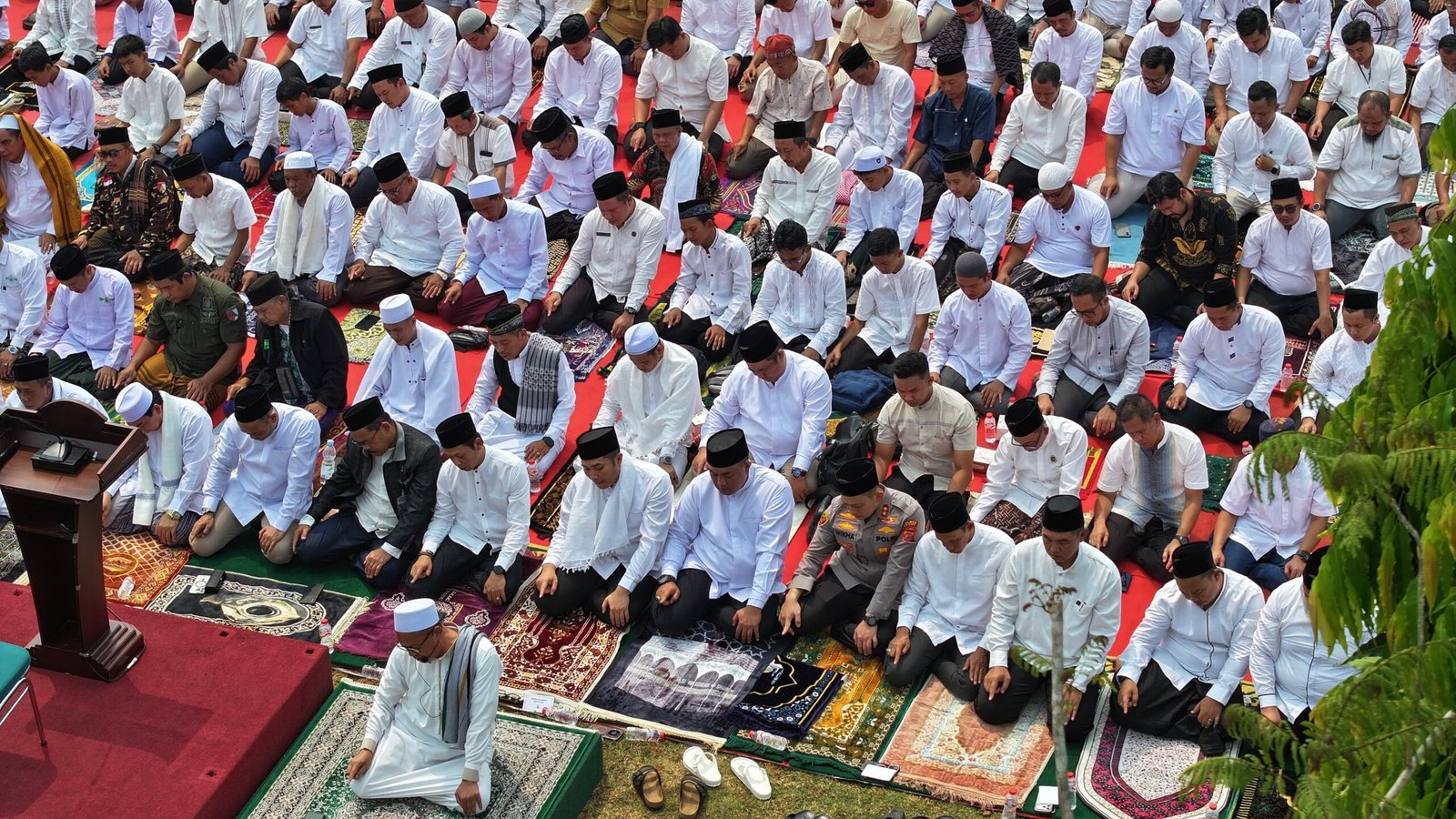 Bupati Bogor Rudy Susmanto bersama ribuan masyarakat Kabupaten Bogor melaksanakan Shalat Istisqa di Alun-Alun Tegar Beriman, Cibinong, Foto/Diskominfo Kabupaten Bogor Bupati Bogor Rudy Susmanto bersama ribuan masyarakat Kabupaten Bogor melaksanakan Shalat Istisqa di Alun-Alun Tegar Beriman, Cibinong, Foto/Diskominfo Kabupaten Bogor