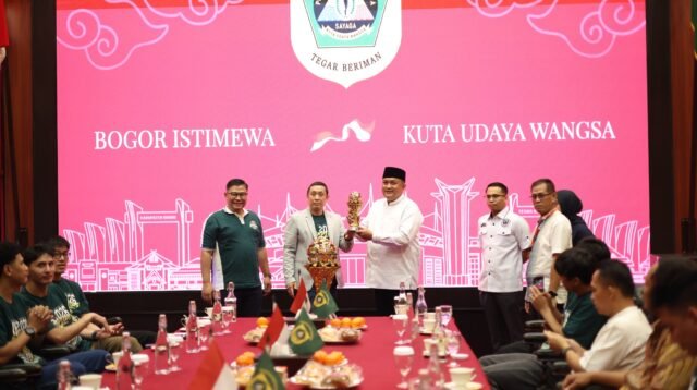 Foto bersama Bupati Bogor, Rudy Susmanto dengan tim basket profesional Bogor Hornbill, Foto/Diskominfo Kabupaten Bogor