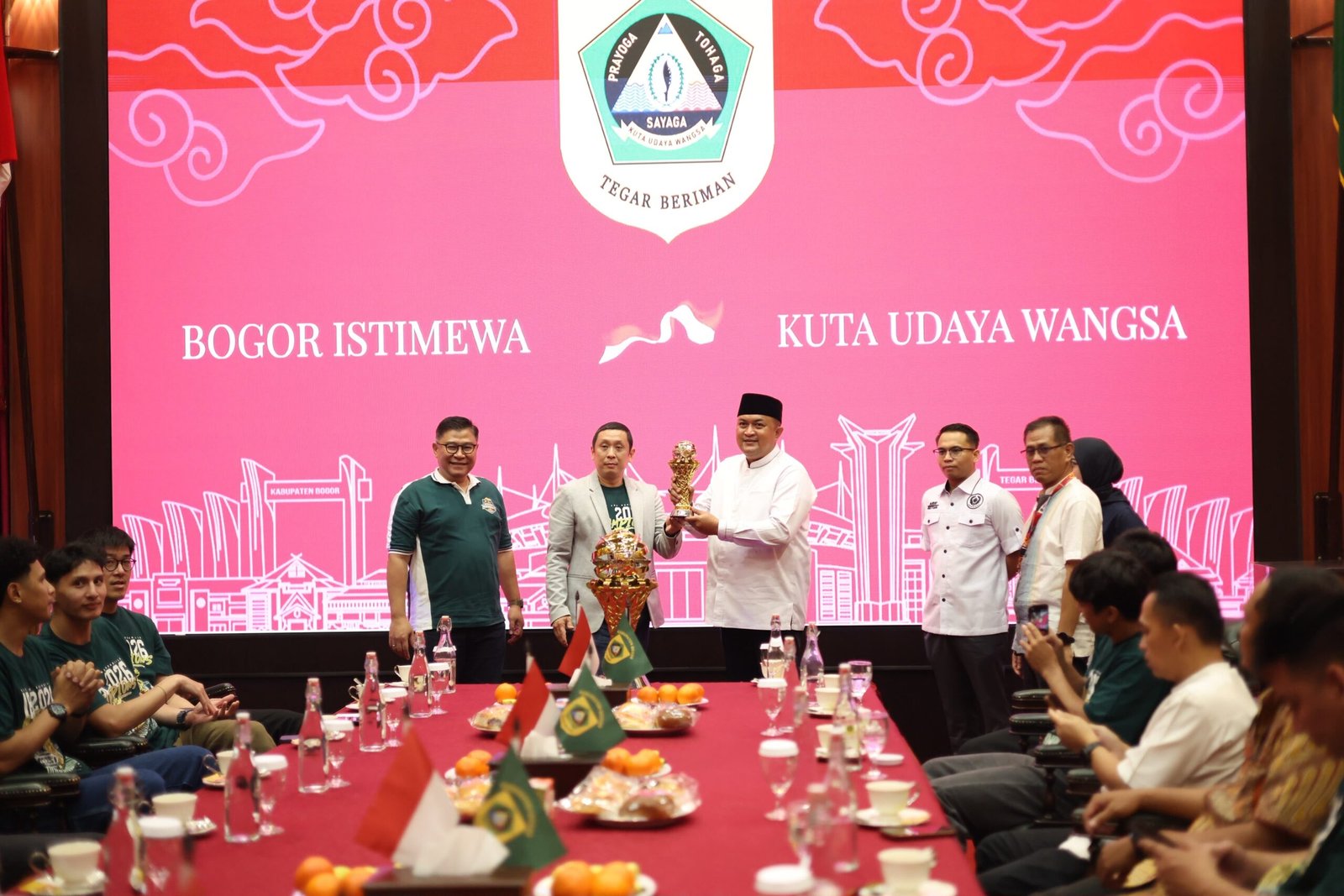 Foto bersama Bupati Bogor, Rudy Susmanto dengan tim basket profesional Bogor Hornbill, Foto/Diskominfo Kabupaten Bogor
